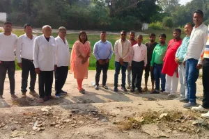 प्राचीन छठ घाट का प्रशासनिक अधिकारियों ने लिया जायजा