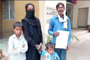 बाजार घर जा रहे पति पत्नी को रास्ते में घेरकर मारपीट करने का आरोप लगाते हुए जमुनिया गांव की पीड़िता ने एसपी से की शिकायत