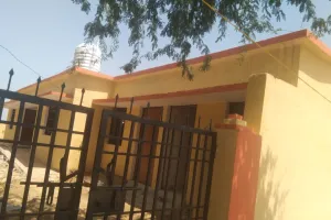 उप स्वास्थ्य केंद्र भवन का निर्माण अधूरा, सीएचओ कर दी तैनात