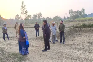 मधईपुर खन्डेराय में अवैध मिट्टी खनन का डीएम ने औचक निरीक्षण