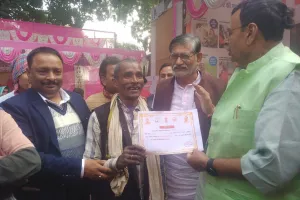 नगर विधायक ने तिलई मौआर गांव में आवास के लाभार्थियों को सौंपा प्रमाण-पत्र 