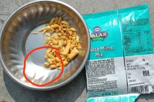 बालाजी नमकीन में निकला जिंदा कीड़ा 
