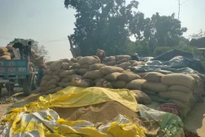 जिले के पीसीएफ और यूपीएसएस के सेंटरों पर जारी बंदरबांट, किसान परेशान