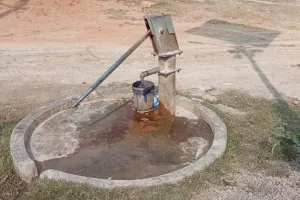 जल निगम के अधिकारियों की लापरवाही से मऊ ग्राम सभा के ग्रामीणजन प्रदूषित पानी पीने को मजबूर