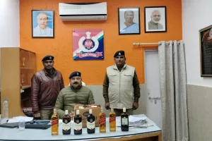 पटना राजधानी ट्रेन में 50हजार की अंग्रेजी शराब पकड़ी गई।