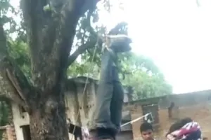 युवक को पेड़ से उल्टा लटकाकर पीटा गया