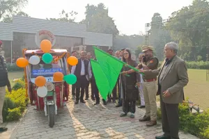 सड़क सुरक्षा पखवाड़ा का किया गया शुभारंभ विद्यालय के बच्चों को सड़क सुरक्षा नियमों के बताये गये टिप्स