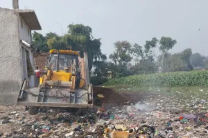 तालाब की जमीन पर कब्जा करने वालों पर चला बुलडोजर