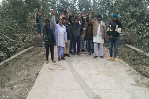 कुशीनगर : आ बैल मुझे मार वाली बन गयी आरसीसी सड़क, ग्रामीणों में सुलग रहा आक्रोश