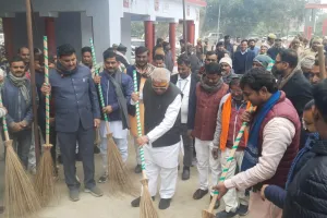 भारी मंत्री राकेश सचान ने चलाए जा रहे स्वच्छता अभियान के कार्यक्रम का किया शुभारंभ