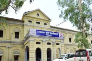 गलन और ठिठुरन के बीच राज्य विश्वविद्यालय में परीक्षा आयोजित।