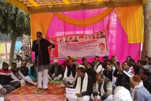 जल, थल व वायु को नुक़सान पहुंचा रहा शराब कारखाने से निकला धूंआ व राख-खोखा 