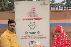 भाजपा युवा नेता द्वारा उज्जवला योजना के तहत फ्री गैस सिलेंडर वितरित