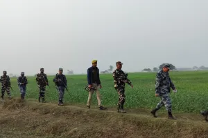 पुलिस, एसएसबी व नेपाल एपीएफ की संयुक्त टीम ने पगडंडी मार्गो पर किया पेट्रोलिंग
