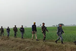 पुलिस, एसएसबी व नेपाल एपीएफ की संयुक्त टीम ने पगडंडी मार्गो पर किया पेट्रोलिंग