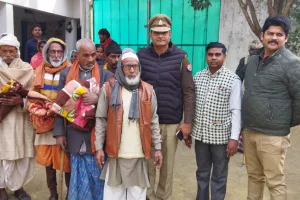 Kushinagar : ठंड में असहाय गरीबों को तन ढकना पुनीत कार्य - ओम प्रकाश तिवारी