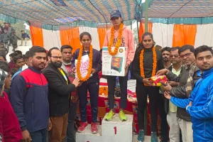 Kushinagar : दौड़ में शामिल खिलाड़ियों को बुलबुल ने सम्मानित कर बढ़ाया सम्मान