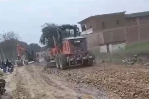 खबर का हुआ असर सड़क बनना कार्य शुरू क्षेत्रीय लोगों में खुशी