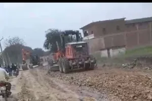 खबर का हुआ असर सड़क बनना कार्य शुरू क्षेत्रीय लोगों में खुशी