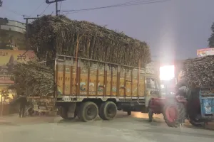 सावधान !ओवर लोड गन्ना भरे ट्रक दे रहे मौत को दावत