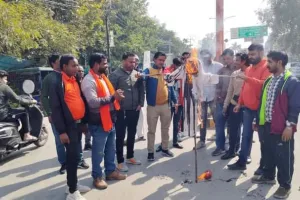 हिंदू युवा वाहिनी के कार्यकर्ताओं ने मौलाना तौकीर रजा का फूंका पुतला