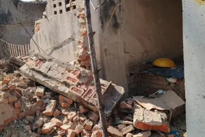  पंचायत भवन की दीवारें गिराकर हो रहा कब्जा