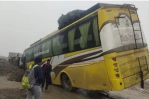 दिल्ली से गोरखपुर जा रही टूरिस्ट बस टैंकर को बचाने के चक्कर में हुई अनियंत्रित हादसे का शिकार बाल बाल बचे यात्री 