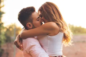 Hug Day 2024 - गले लगाने से सेहत को भी मिलते हैं ढेरों फायदे