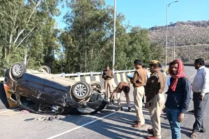 चालक को झपकी आने से कार आगे चल रही ट्रक में टकराते हुए पलटी