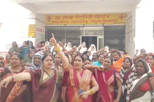 कार्य बहिष्कार कर आशा बहू ने किया प्रदर्शन