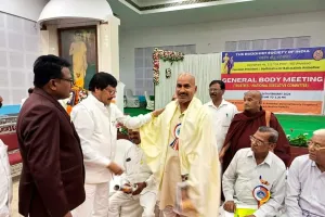श्रीनाथ सिंह बौद्ध को भारतीय बौद्ध महासभा में चंद्रबोधि पाटिल ने सम्मानित किया 