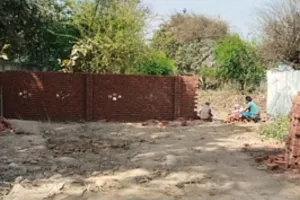 प्रशासन ने दीवार खड़ी कर बंद कराया मार्ग, ग्रामीणों ने की खुलवाने की मांग