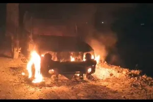 धू धू कर जला चलता पिकअप, चालक ने कूद कर बचाई जान