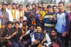 क्रिकेट : थाना प्रभारी ओपी तिवारी ने क्रिकेट खेल कर मैच का किया शुभारंभ