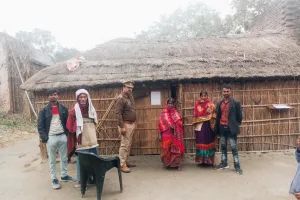 Kushinagar : पास्को में निरुद्ध फरार अभियुक्त के घर पुलिस ने नोटिस चस्पा कर कराई मुनादी 