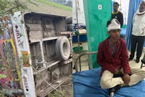 स्कूल बस पलटी, दर्जनों बच्चे हुए घायल, विधायक ने डीएवी प्रबंधन के रवैया पर नाराजगी जताई