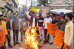 एबीवीपी ने फूंका पश्चिम बंगाल की सीएम ममता का पुतला 