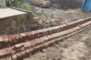 नाली निर्माण में किया जा रहा मानक विहीन निर्माण कार्य
