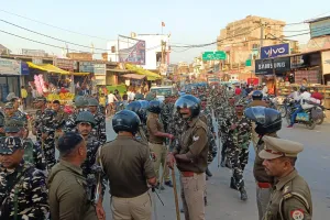 आगामी लोकसभा चुनाव के मद्देनजर शांति एवं सुरक्षा को लेकर अर्धसैनिक बल के साथ स्थानीय पुलिस ने किया फ्लैग मार्च।