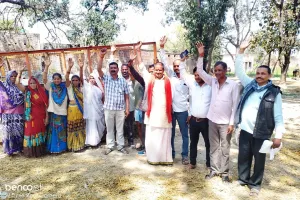 फसलों को बचाने के लिए किसानों ने दो दर्जन से अधिक गोवंशों को बगीचे में बाँधा अधिकारियों की उदासीनता प्रदर्शन कर गोवंश को गोशाला में संरक्षित करने  की  मांग