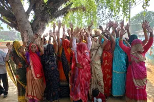 तीन माह से नहीं दिया राशन महिला व पुरुषों में आक्रोश