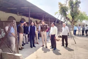 डीएम, एसएसपी ने मतदान केंद्रों के साथ  मंडी समिति का किया निरीक्षण, स्थानी लोगों व  मतदाताओं से सीधा संवाद कर ली फीडबैक