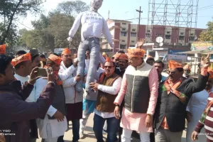 राहुल गाँधी मुर्दाबाद, कांग्रेस पार्टी हाय – हाय नारा लगाते हुए राहुल गाँधी का पुतला फुका