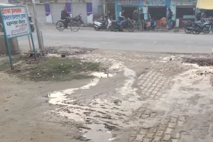 नगर पंचायत की अनदेखी से बर्बाद हो रहा सैकड़ों लीटर पानी