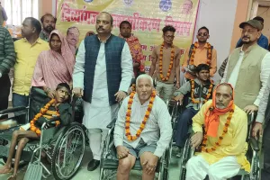 सांसद दिव्यांगजनों को वितरित किया कृत्रिम अंग व सहायक उपकरण