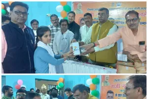 हांजी नवाब अली डिग्री कॉलेज में छात्रों को निशुल्क वितरण किए गए स्मार्टफोन