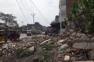 जिला प्रशासन को ठेंगा दिखाकर नहर पाट डाली,बने मकान