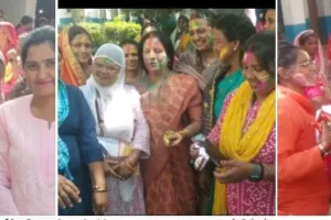 बृज मंगल कॉलेज में महिलाओं द्वारा होली मिलन समारोह का आयोजन ।