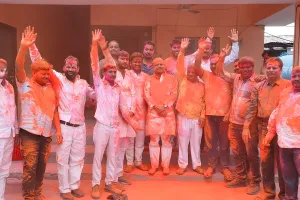 पडरौना : नपाध्यक्ष विनय जायसवाल संग नपाकर्मियों ने उड़ाए रंग गुलाल