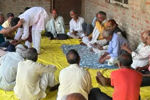 गोरखपुर दक्षिणांचल के खजनी क्षेत्र डोडो में खुला नए साल का पंचांग, सैकड़ो वर्षो से चली आ रही है होली के दिन नए वर्ष की पंचांग खोलने की परंपरा